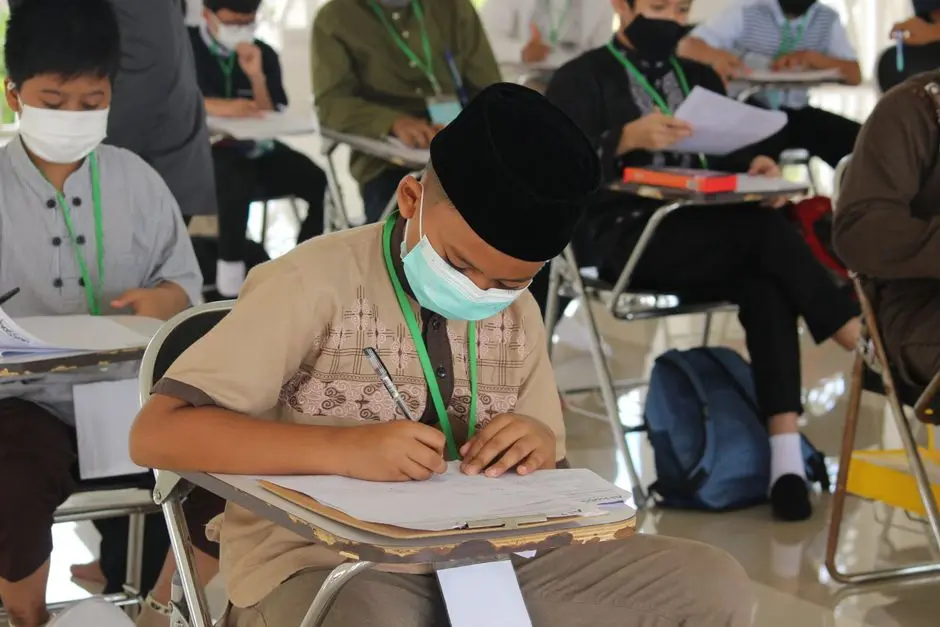 Siswa mengikuti bimbel harian dengan suasana belajar yang fokus