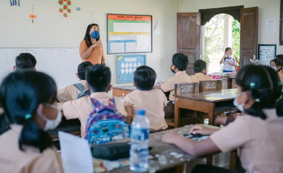 Ilustrasi siswa belajar di bimbel